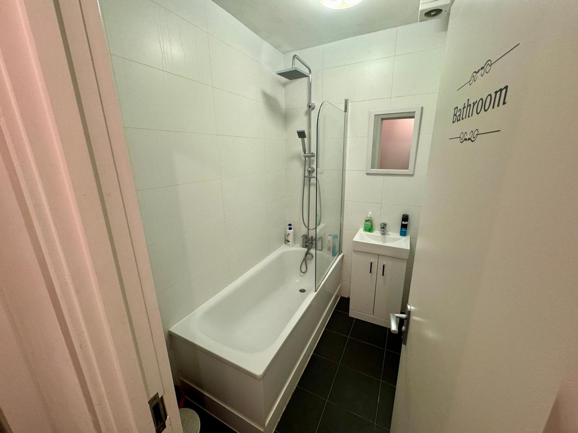 Cosmopolitan Comfort Private Bedrooms In Euston 106 런던 외부 사진